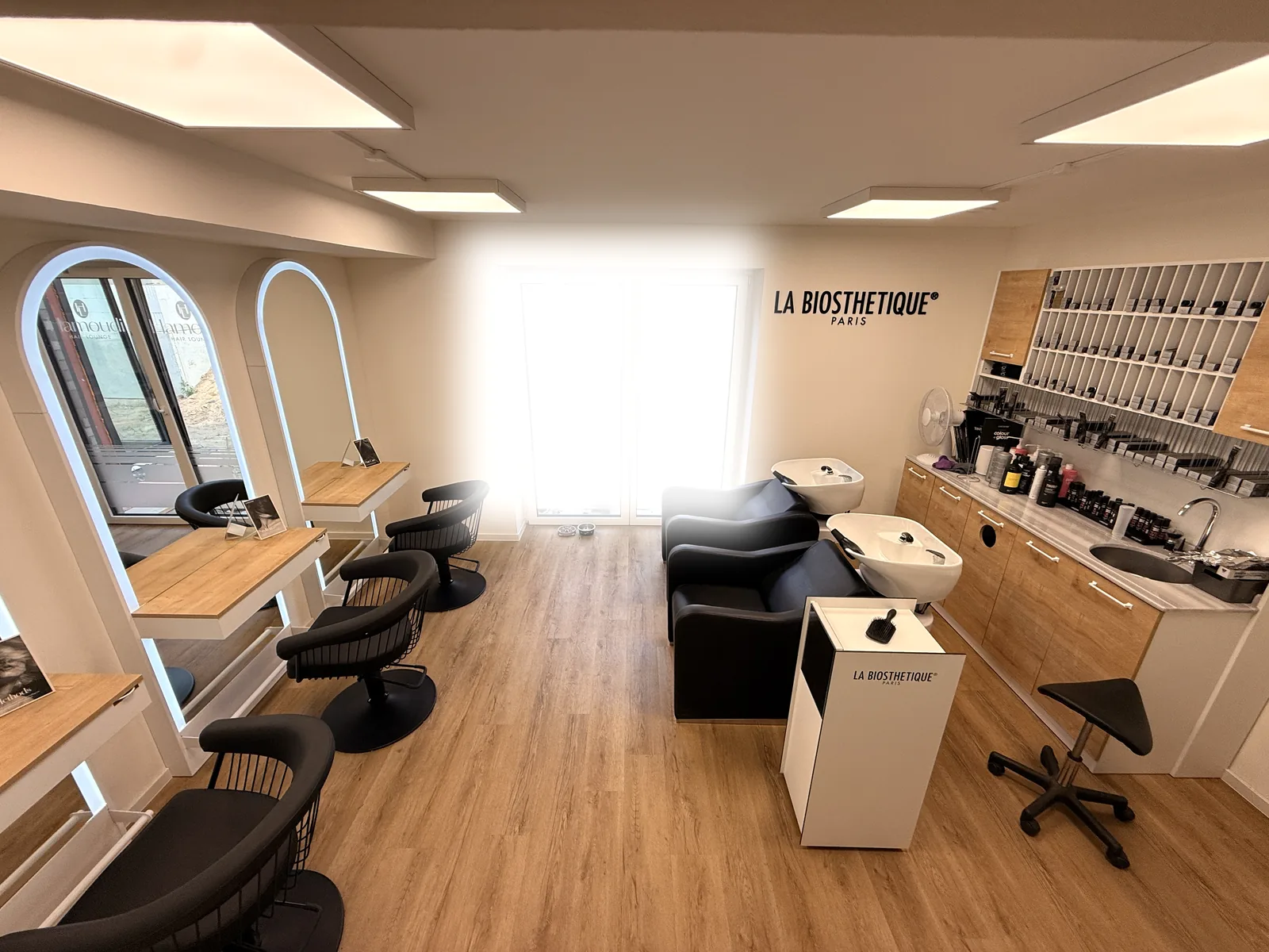Kamerafahrt durch die Damen-Lounge