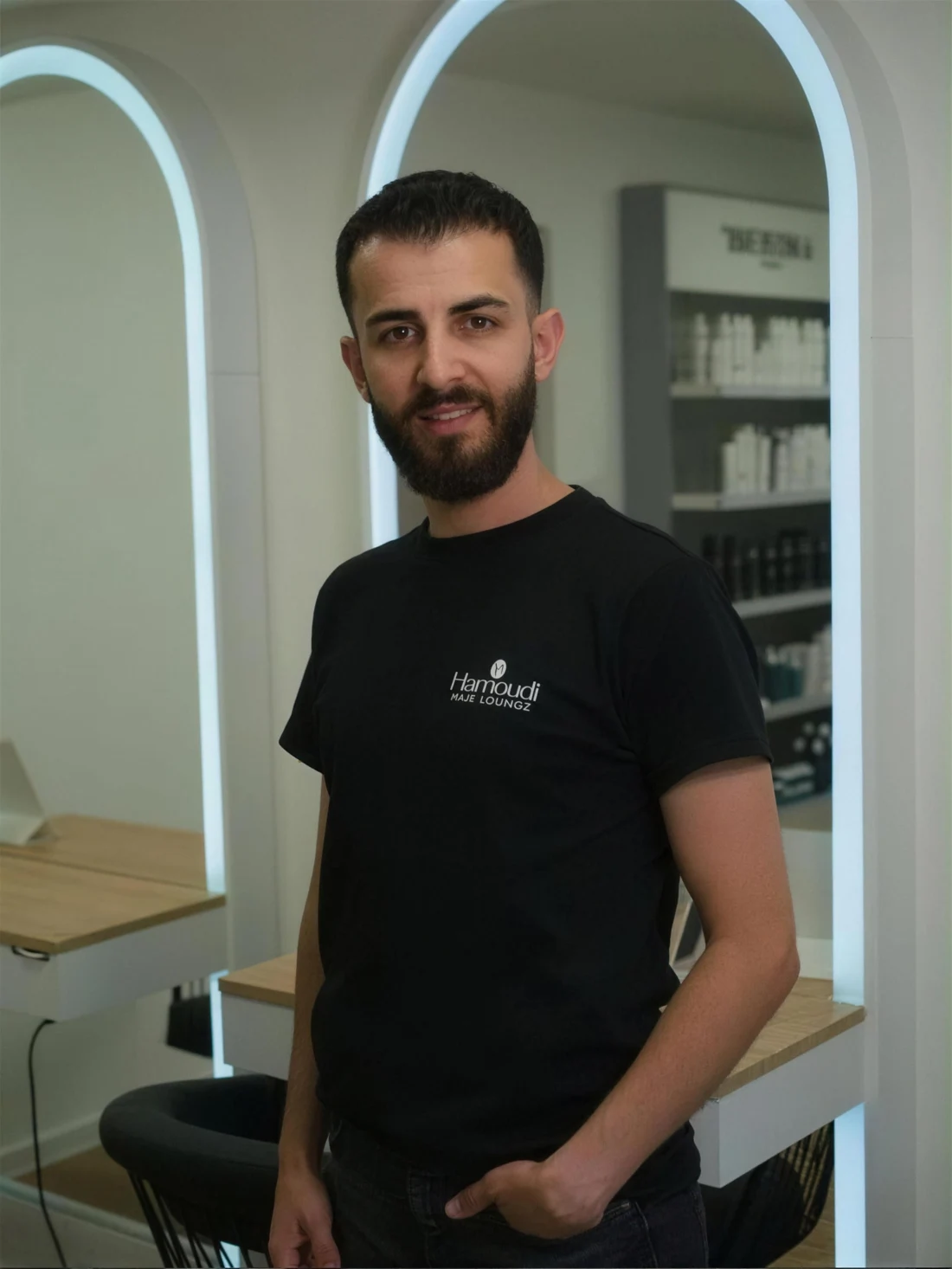 Hamoudi — Inhaber und Meister der Hamoudi Hair Lounge, Blick in die Kamera.