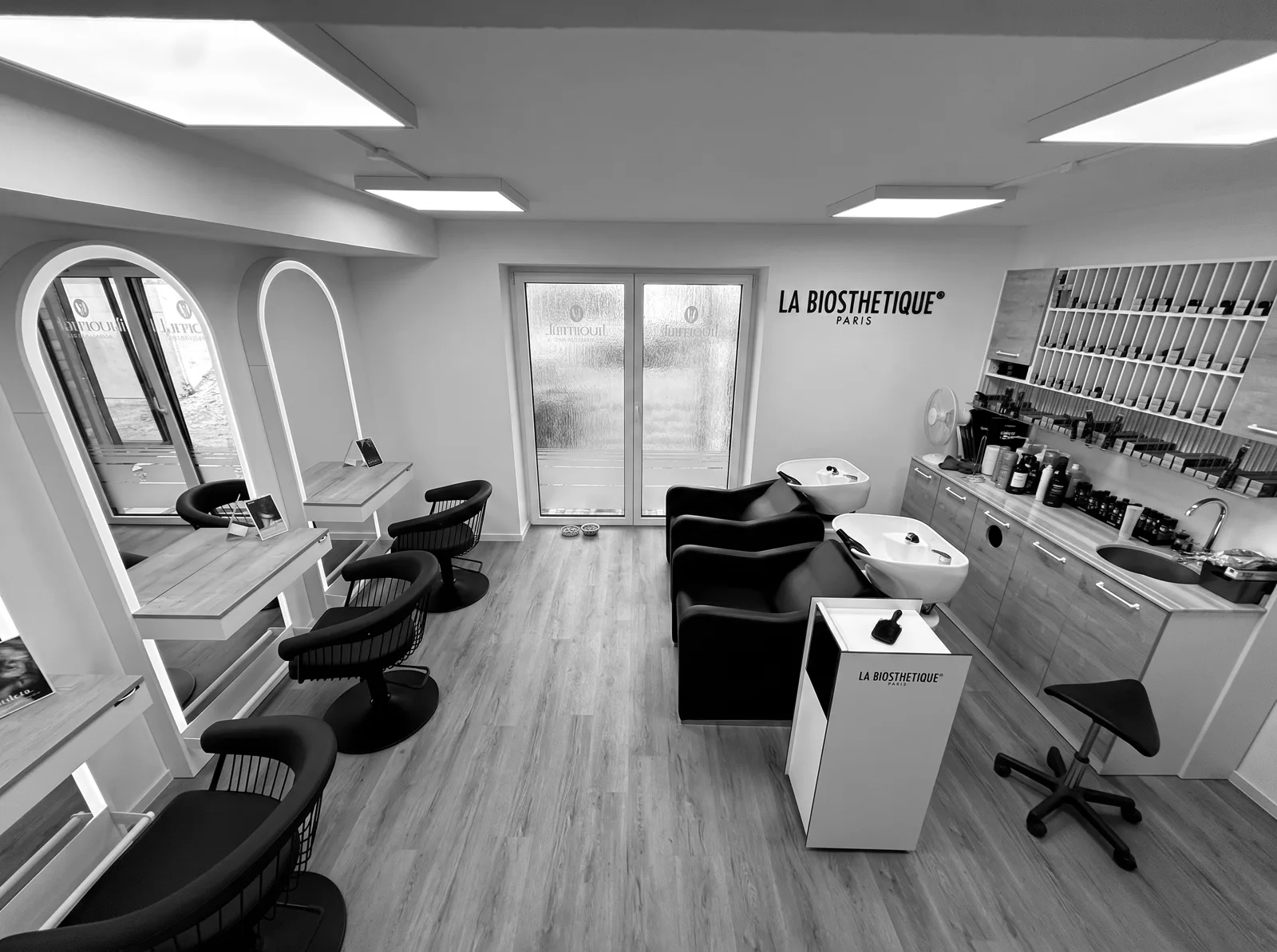Die Damen-Lounge in Schwarz-Weiß.